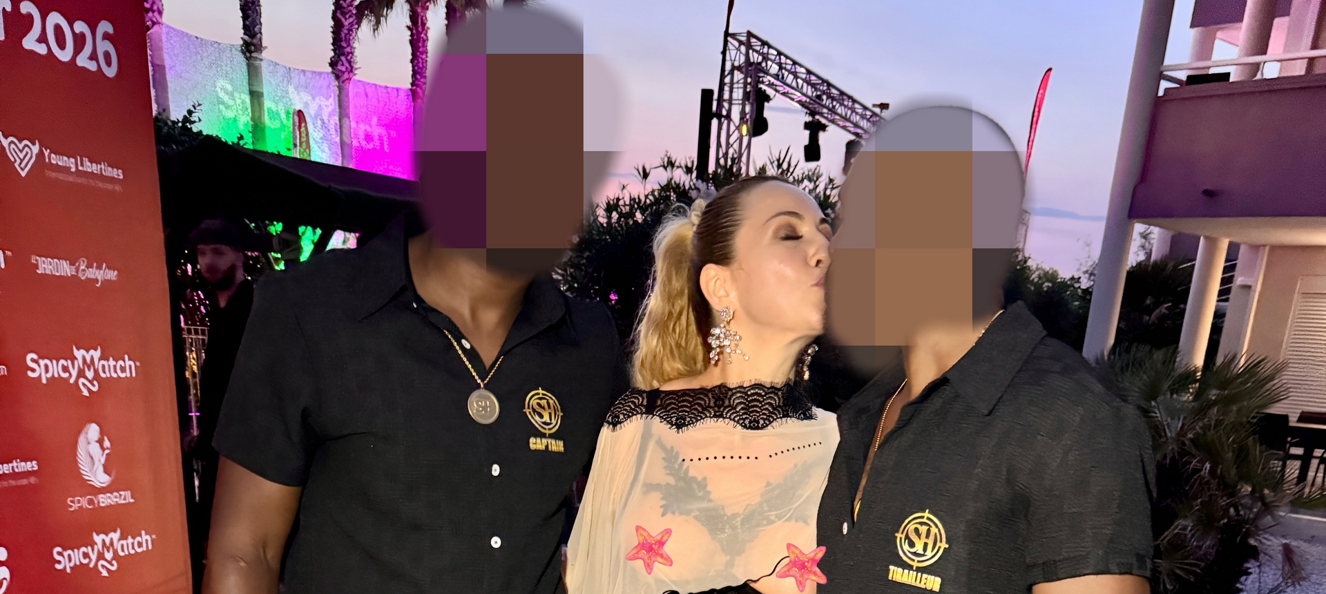 Elisa Dreams - amateur hotwife MILF exhibitionist