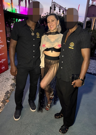 Elysa Exhib amatrice exhibitionniste MILF hotwife au Cap d'Agde